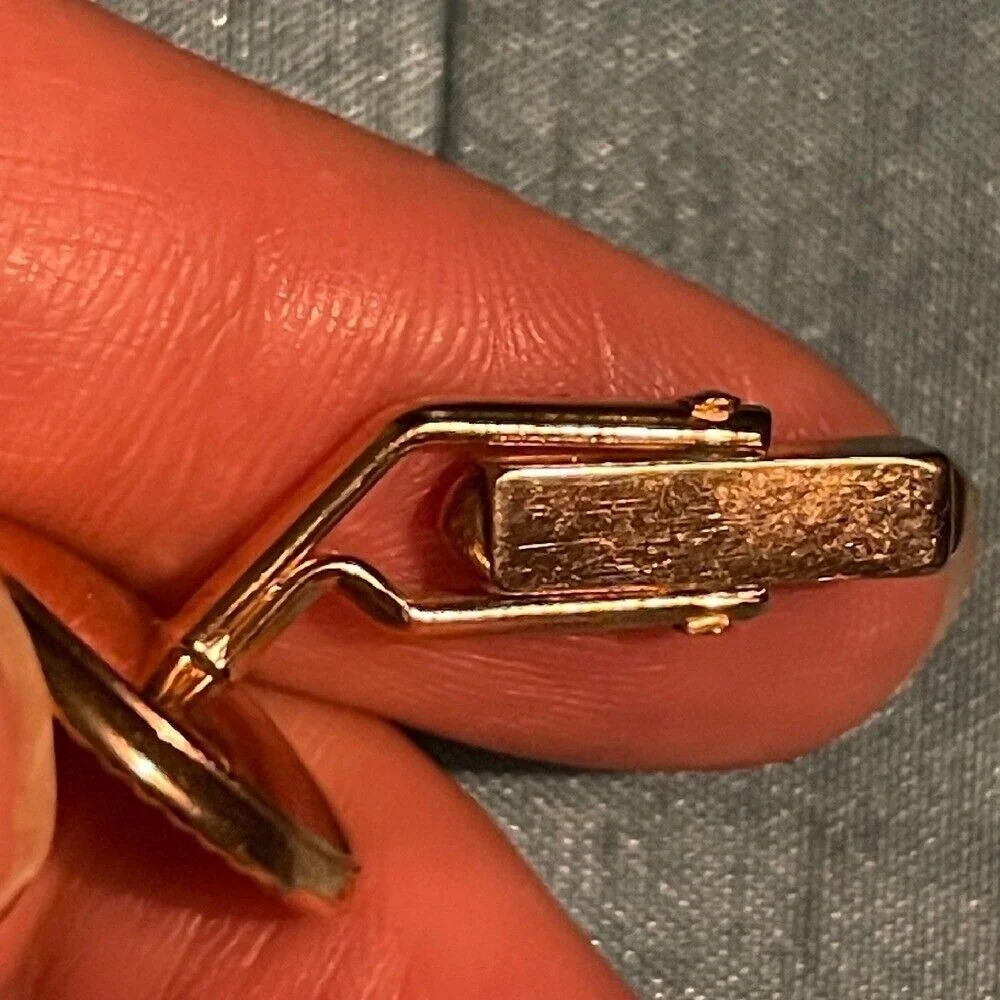 Swank round‎ ribbed striped Gold Tone Cufflinks with Red Stone Accent Vintage